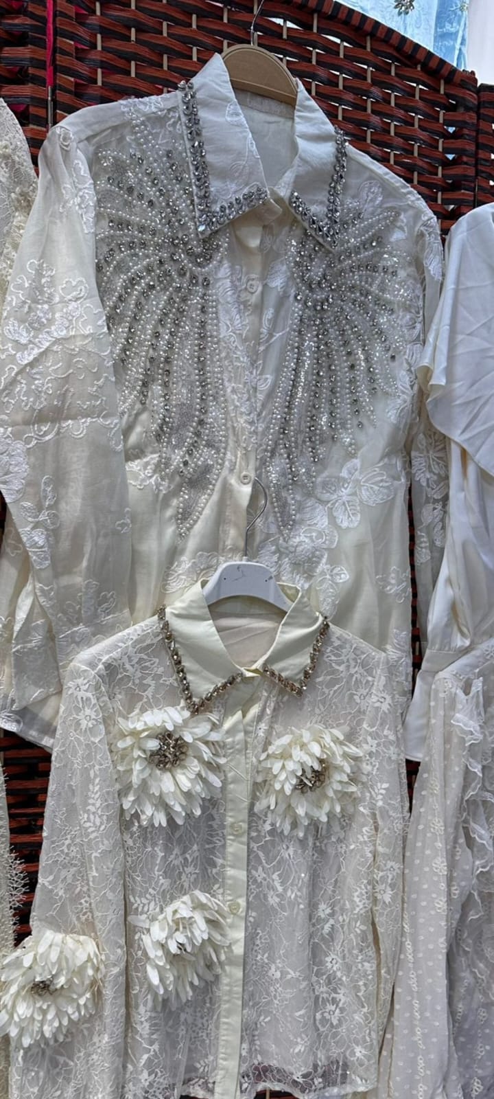 3D Çiçek Aplikeli Kadın Dantel Gömlek – İnci Detaylı, Şık Tasarım