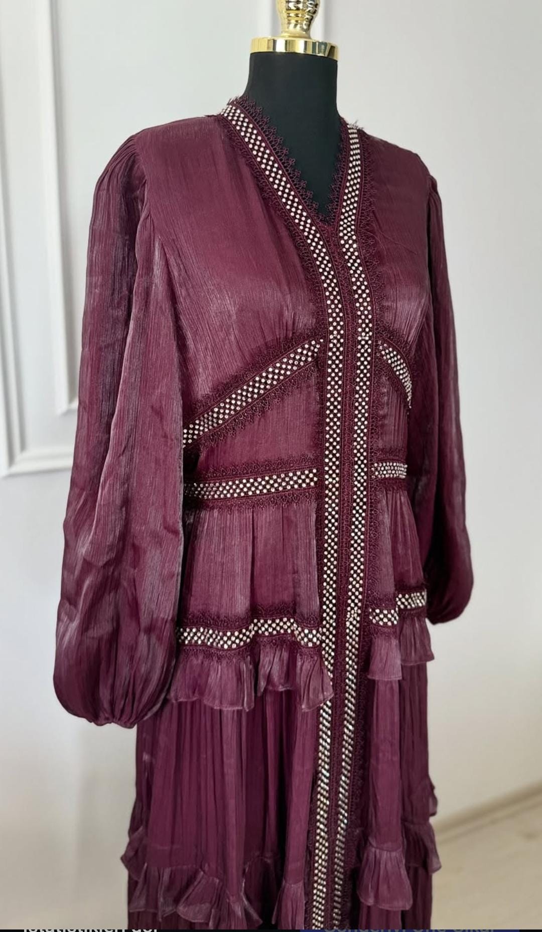 Bordo Şifon Uzun Elbise – Taş İşlemeli V Yaka, Özel Gün Modeli - Görsel 2