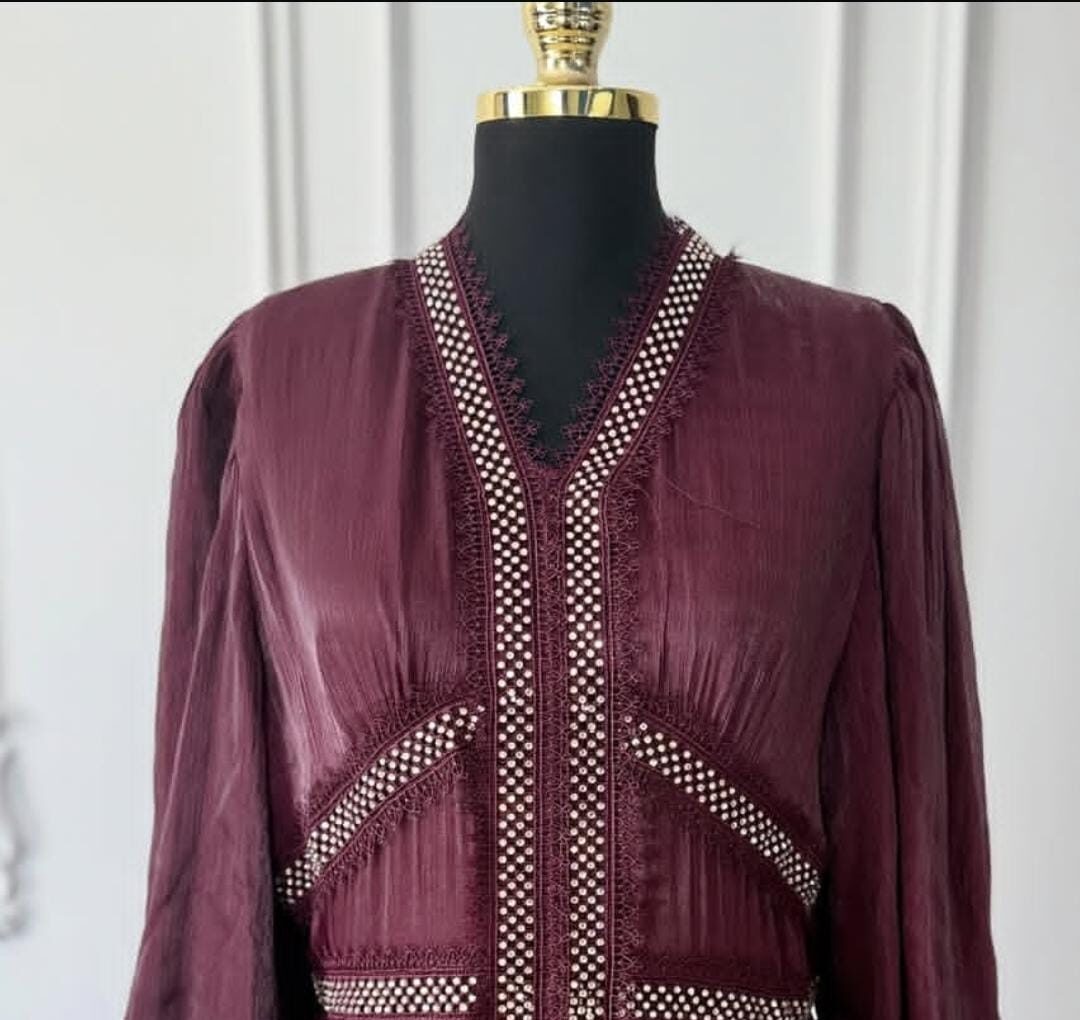 Bordo Şifon Uzun Elbise – Taş İşlemeli V Yaka, Özel Gün Modeli